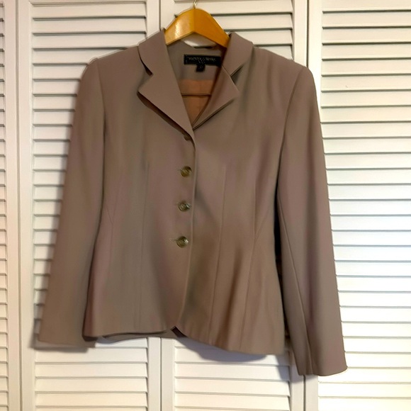 Light Taupe suit with matching buttons - Picture 1 of 6